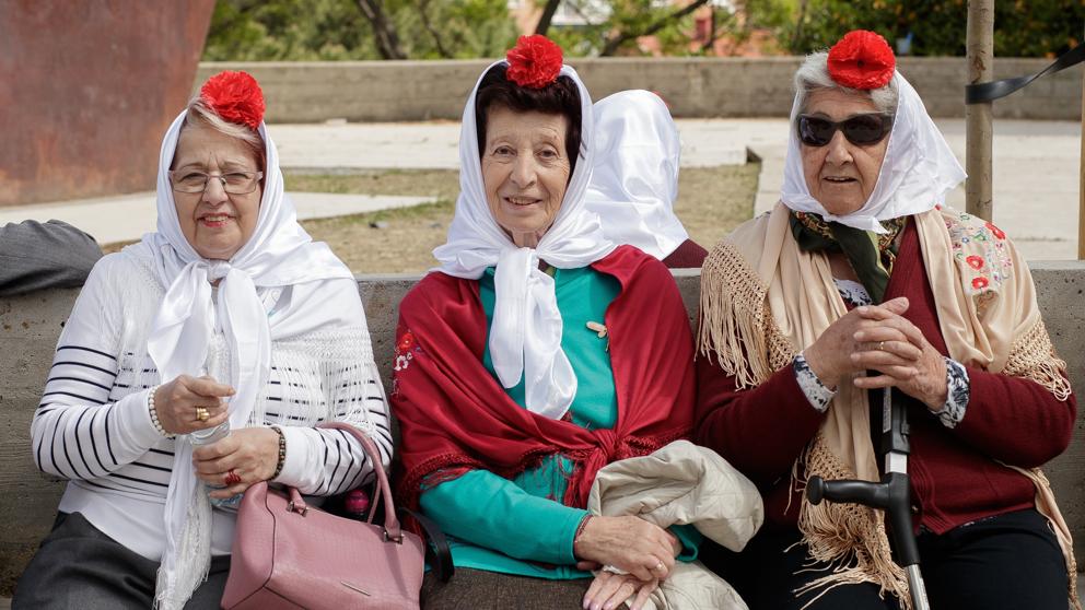 EuropaPress_2110290_MUJERES_VESTIDAS_DE_CHULAPAS_EN_LAS_FIESTAS_DE_SAN_20190506114455501-kMgF-U462165530482R5-992x558@LaVanguardia-Web
